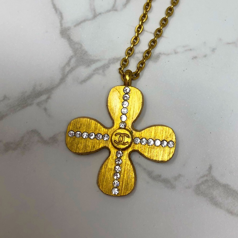 AUTHENTIC Chanel 2001 Cruise collection 24k plated clover rhinestones necklace